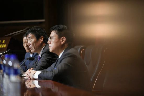 罗马诺表示，范德贝克将租借至明年6月，非强制性买断条款1500万欧（含浮动）。